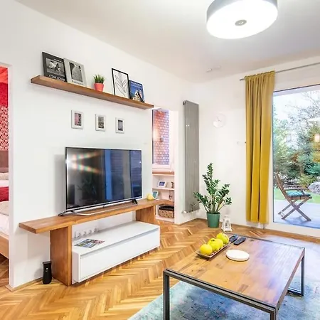 Apartment Cozy With Garden In The Castle District *