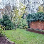 Apartmán Cozy With Garden In The Castle District